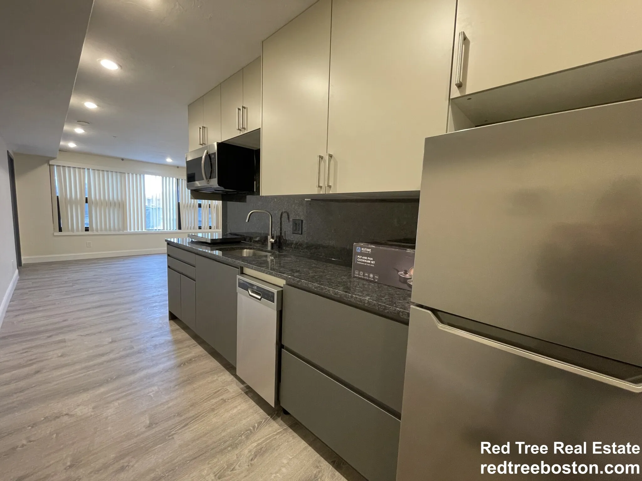 Studio bed, 1 bath apartment for rent at 1028 Commonwealth Ave Unit 404, North Brookline — photo 2 of 28