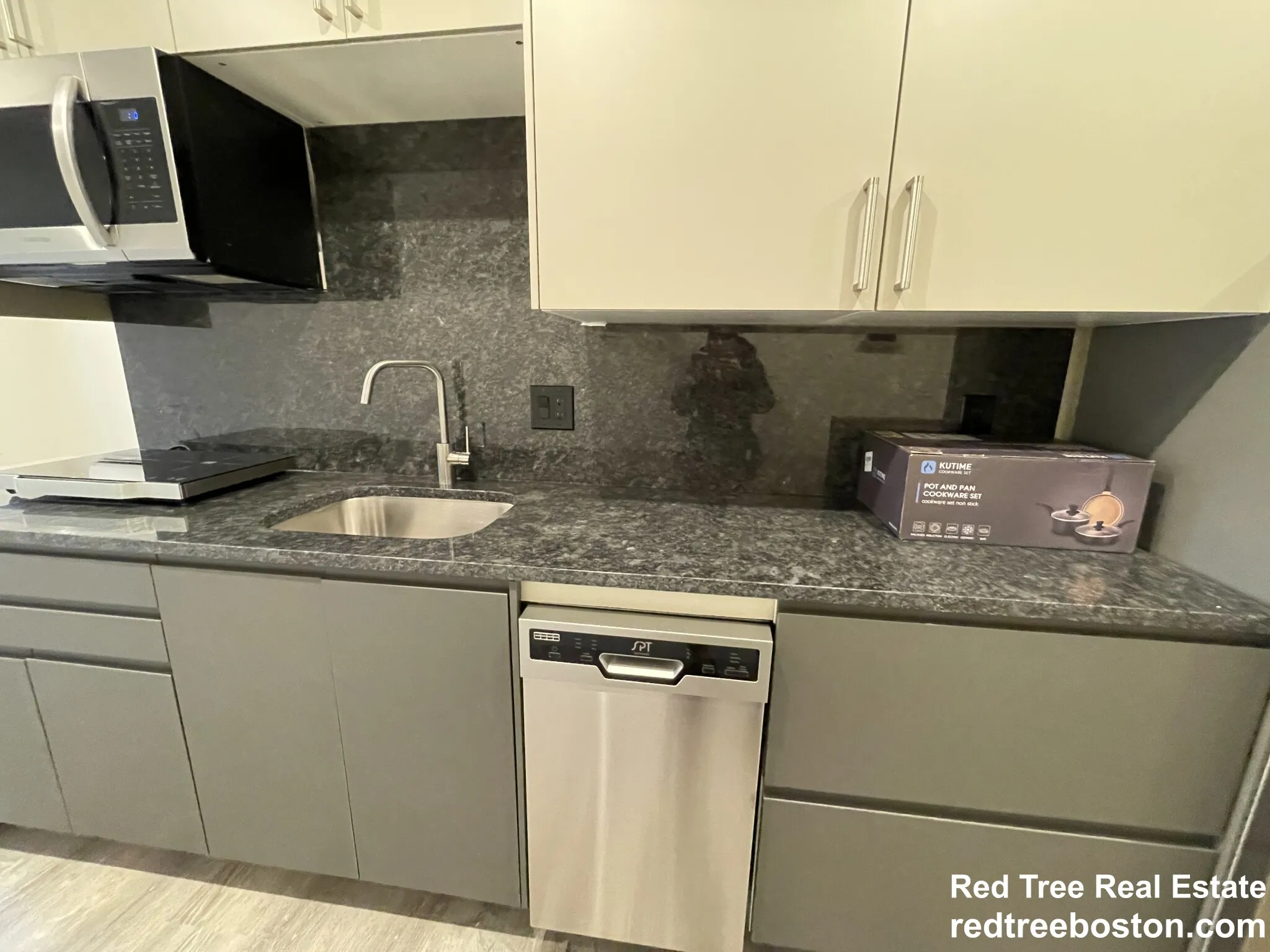 Studio bed, 1 bath apartment for rent at 1028 Commonwealth Ave Unit 404, North Brookline — photo 3 of 28