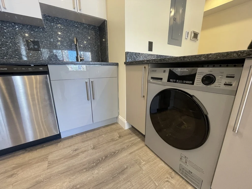 Studio bed, 1 bath apartment for rent at 1028 Commonwealth Ave Unit 405, Coolidge Corner — photo 3 of 8