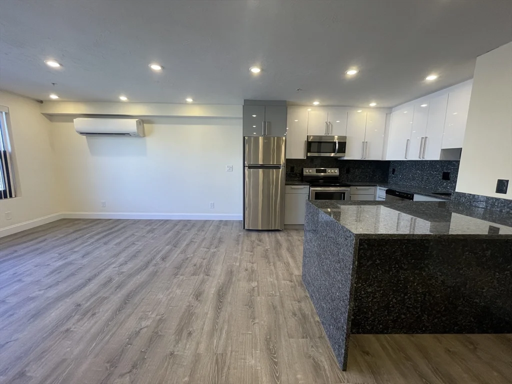 Studio bed, 1 bath apartment for rent at 1028 Commonwealth Ave Unit 405, Coolidge Corner — photo 5 of 8