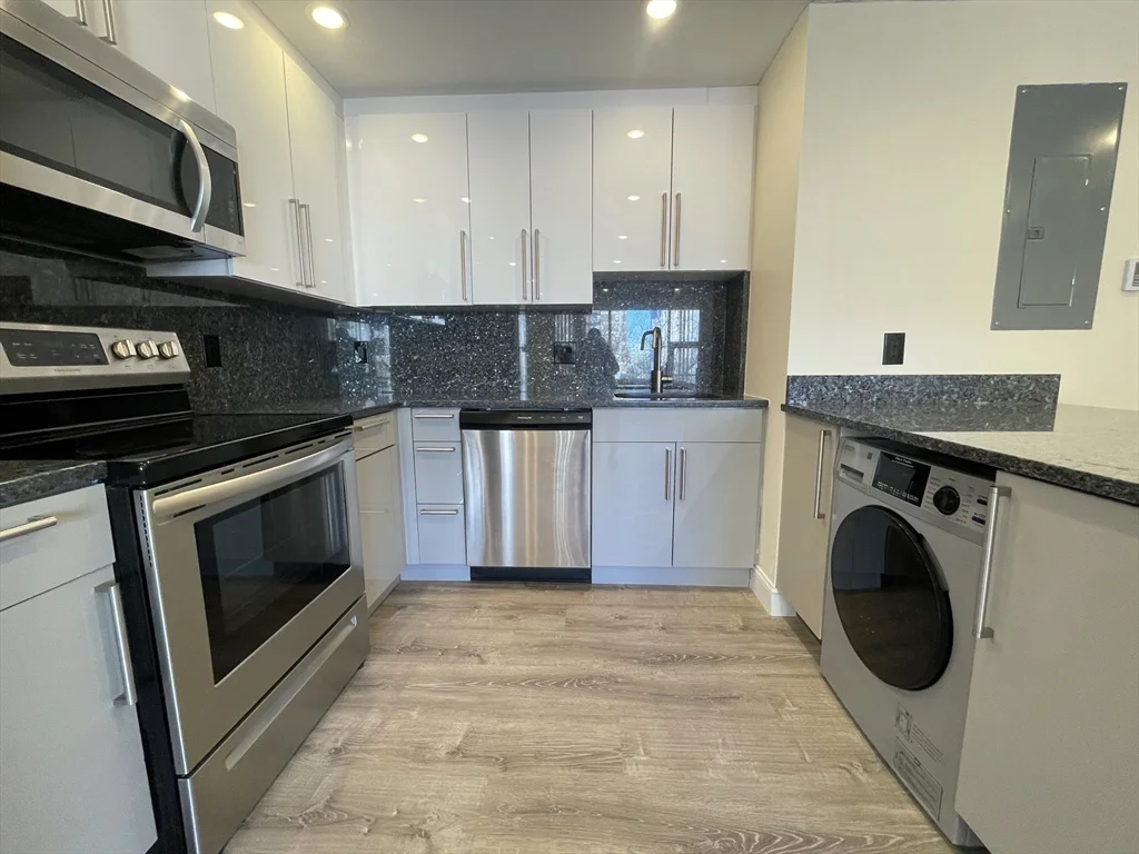 Studio bed, 1 bath apartment for rent at 1028 Commonwealth Ave Unit 405, Coolidge Corner — photo 2 of 8