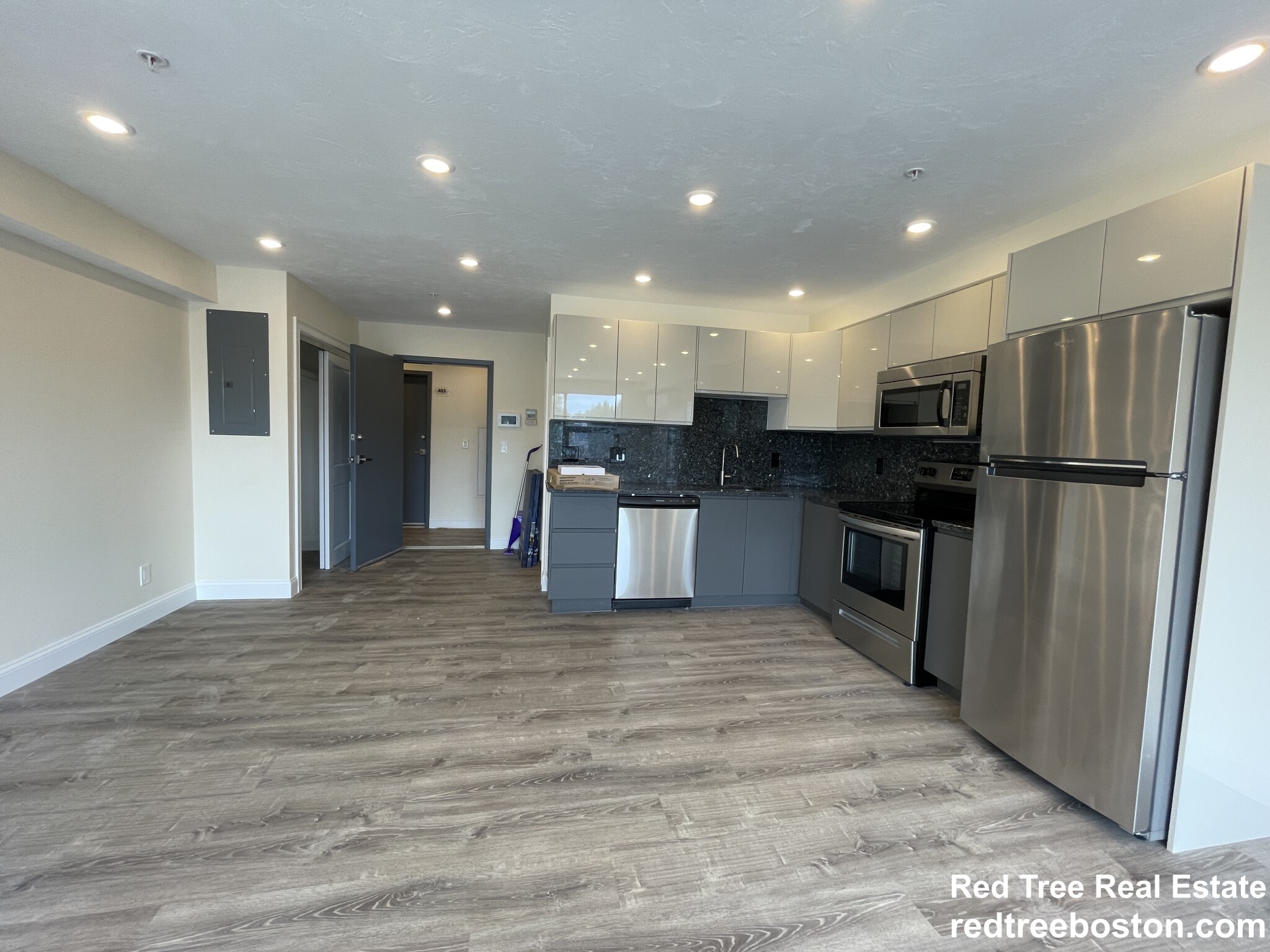 Studio bed, 1 bath apartment for rent at 1028 Commonwealth Ave Unit 406, Boston — photo 4 of 17