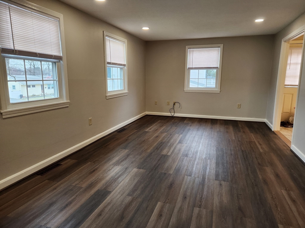 3 bed, 1 bath apartment for rent at 1028 Waverly St Unit 1028, Framingham — photo 3 of 13