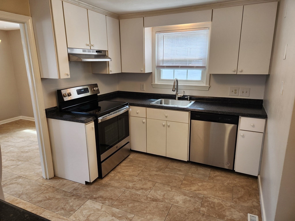 3 bed, 1 bath apartment for rent at 1028 Waverly St Unit 1028, Framingham — photo 5 of 13