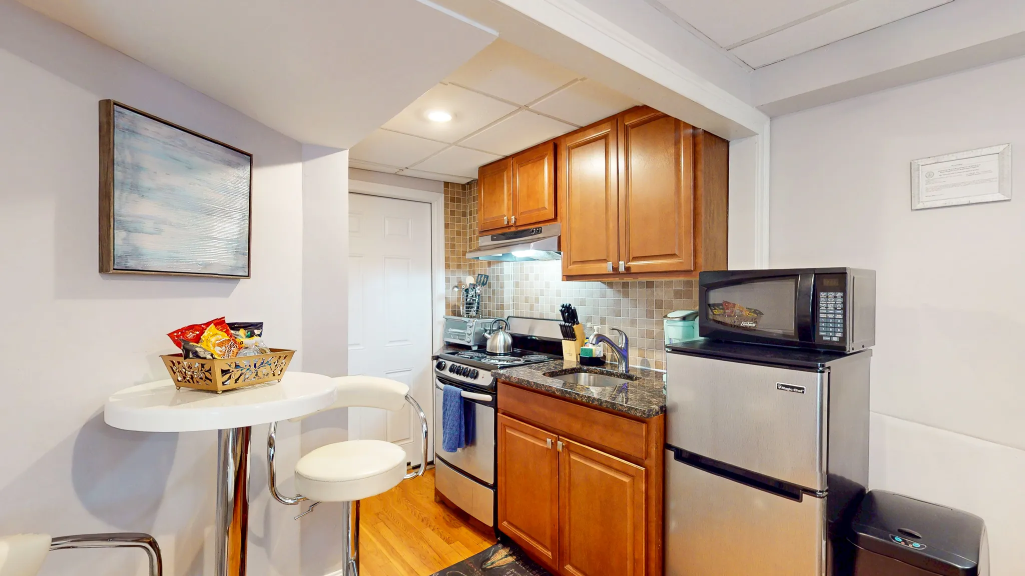 Studio bed, 1 bath apartment for rent at 1029 Beacon St Unit 1, Longwood — photo 2 of 9