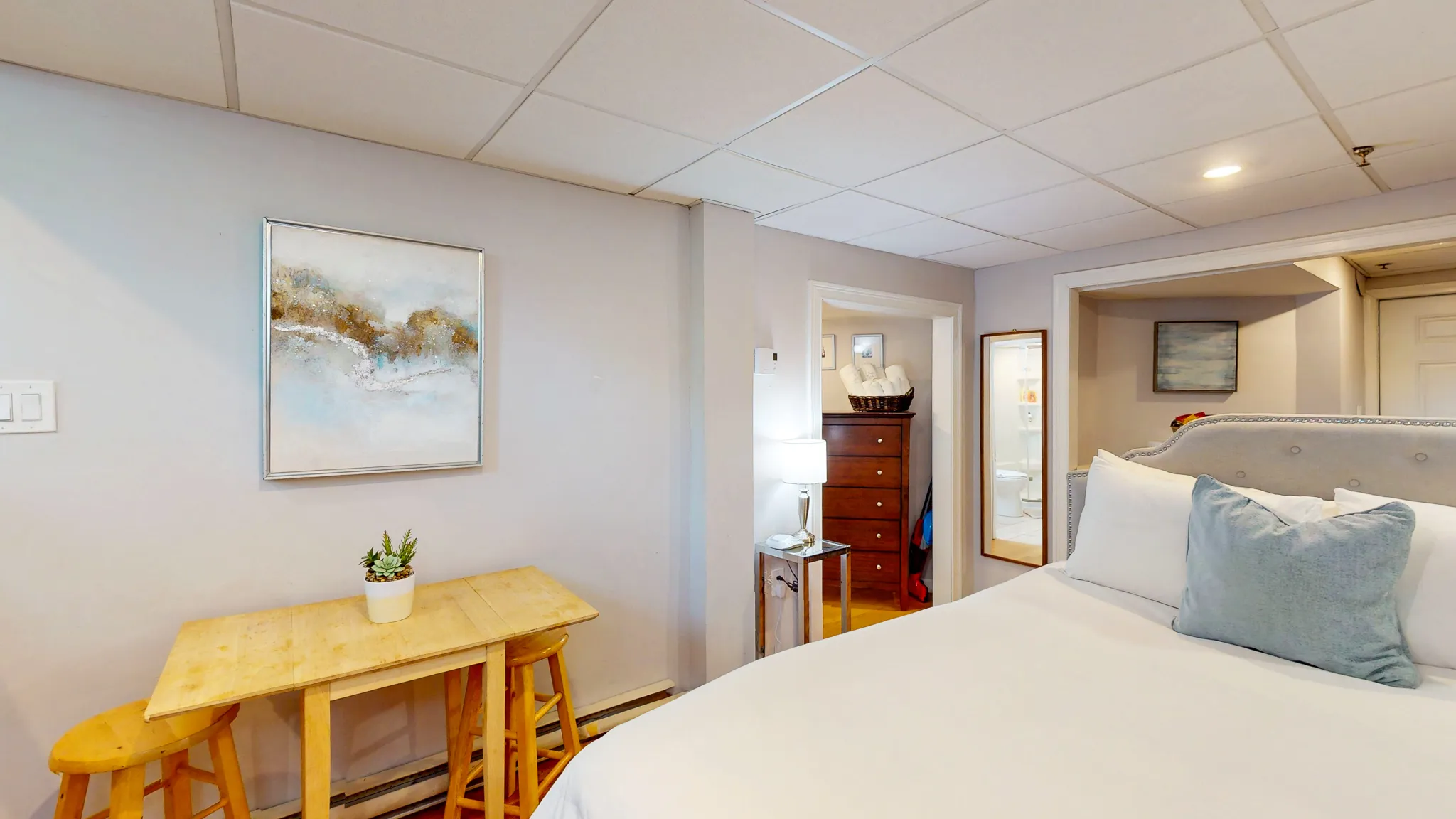 Studio bed, 1 bath apartment for rent at 1029 Beacon St Unit 1, Longwood — photo 4 of 9