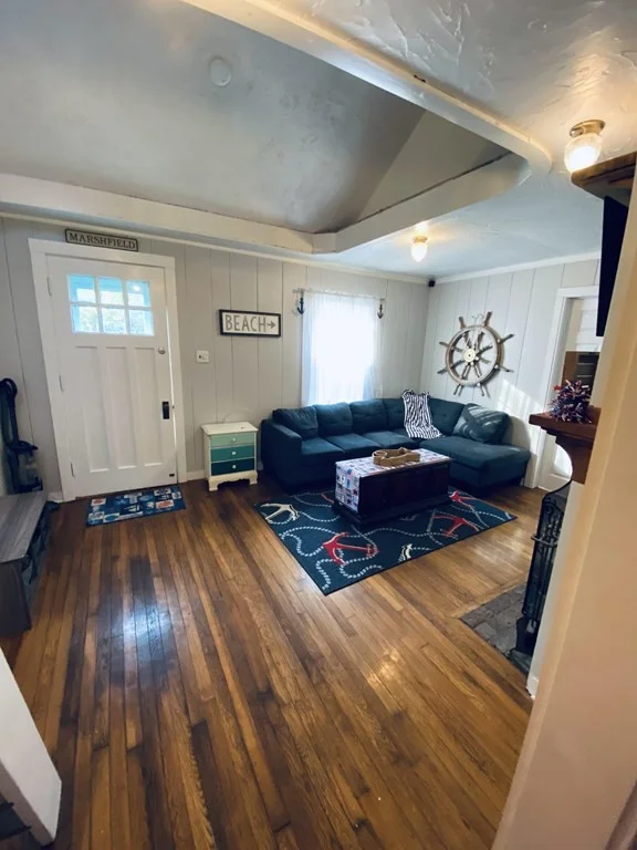 3 bed, 1 bath apartment for rent at 1029 Ocean St, Marshfield — photo 3 of 13