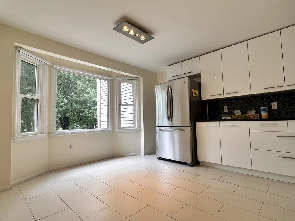 3 bed, 2 bath apartment for rent at 103 Beaconsfield Unit 103, Beaconsfield — photo 3 of 17