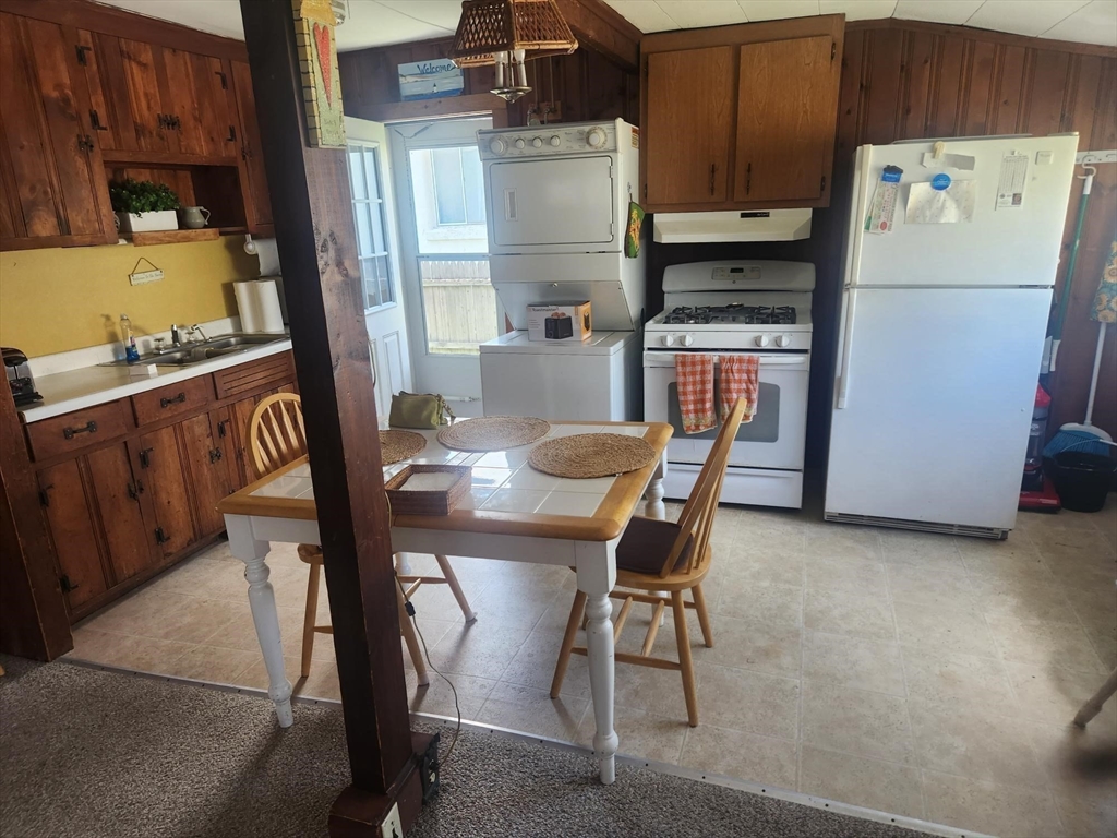 2 bed, 1 bath apartment for rent at 103 Foster Ave(winter), Ocean Bluff — photo 3 of 7