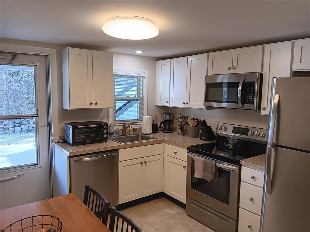 1 bed, 1 bath apartment for rent at 103 Oak St Unit A, Middleboro — photo 2 of 9