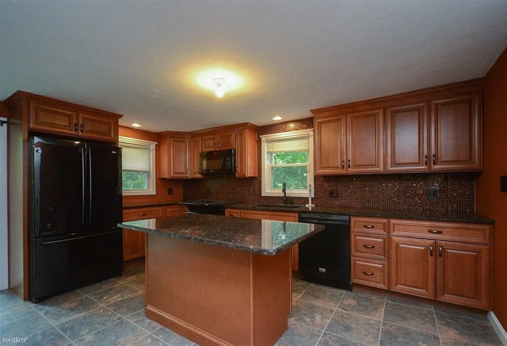 3 bed, 1 bath apartment for rent at 103 South Rd Unit 103, Bedford — photo 3 of 12