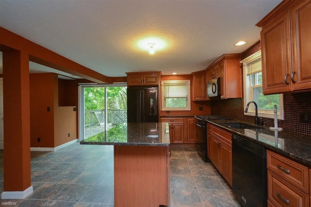 3 bed, 1 bath apartment for rent at 103 South Rd Unit 103, Bedford — photo 1 of 12
