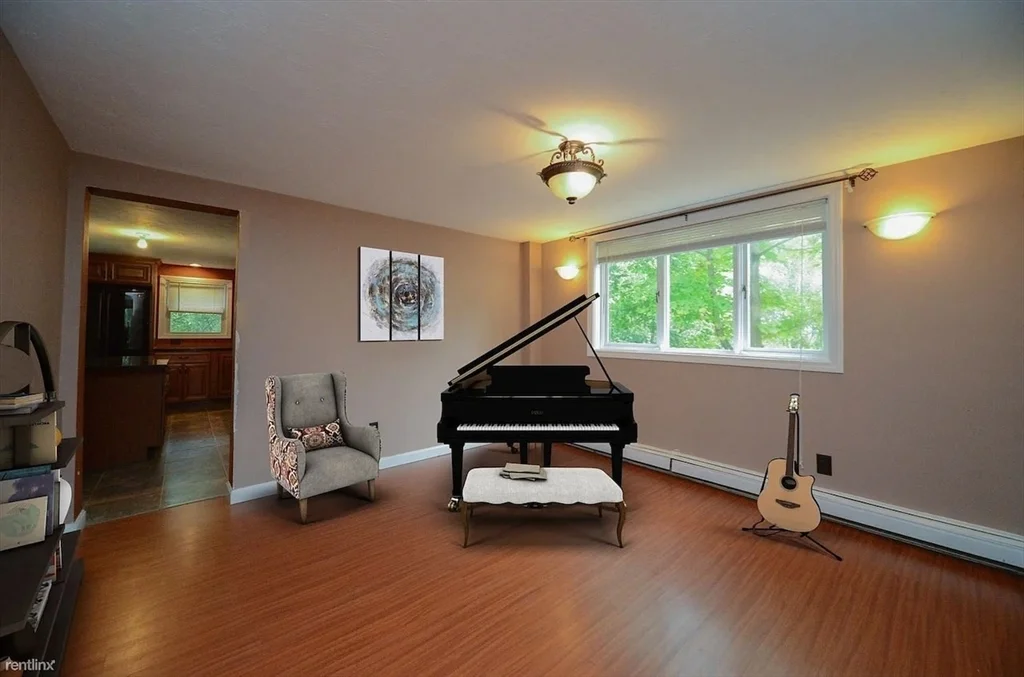 3 bed, 1 bath apartment for rent at 103 South Rd Unit 103, Bedford — photo 4 of 12