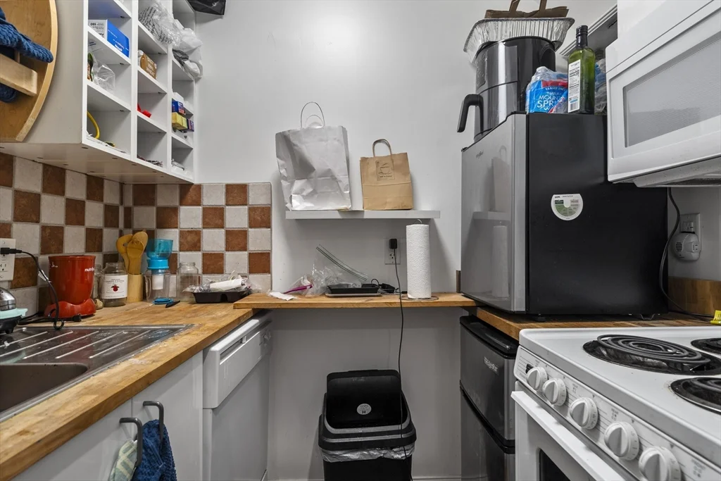 Studio bed, 1 bath apartment for rent at 103 W 4th St Unit 1, South Boston — photo 3 of 5