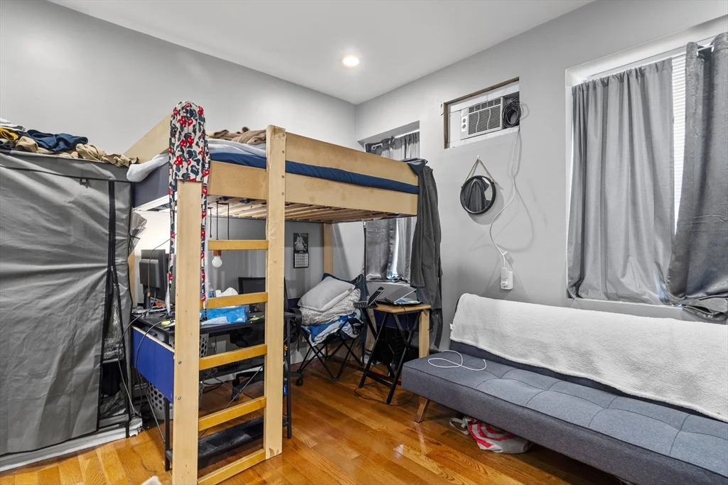 Studio bed, 1 bath apartment for rent at 103 W 4th St Unit 1, South Boston — photo 2 of 5