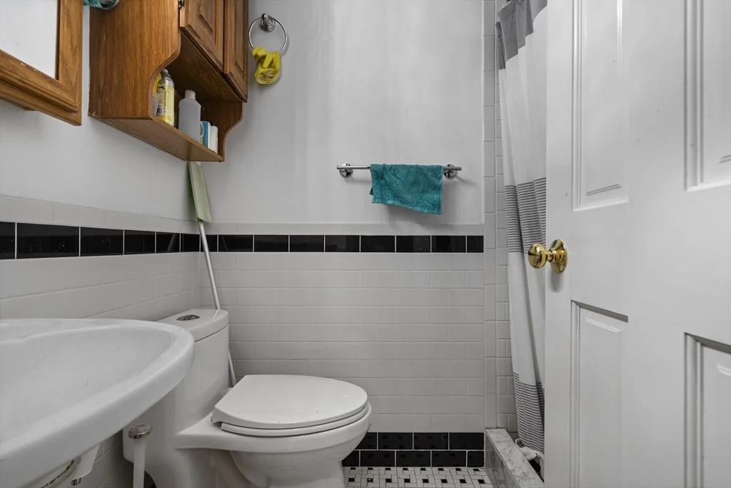 Studio bed, 1 bath apartment for rent at 103 W 4th St Unit 1, South Boston — photo 4 of 5