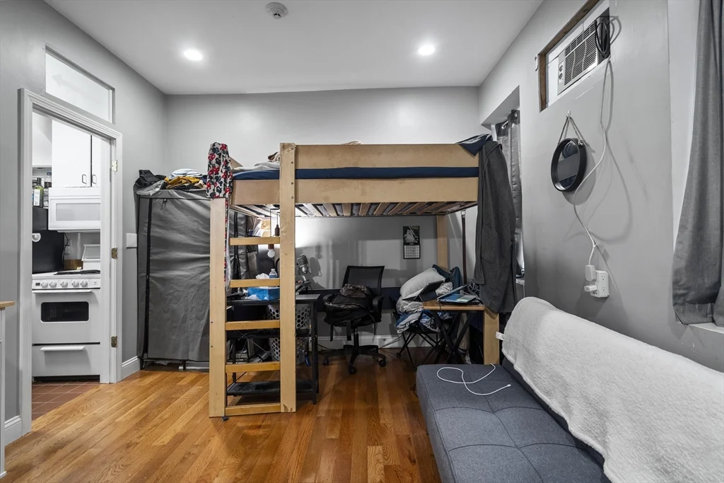 Studio bed, 1 bath apartment for rent at 103 W 4th St Unit 1, South Boston