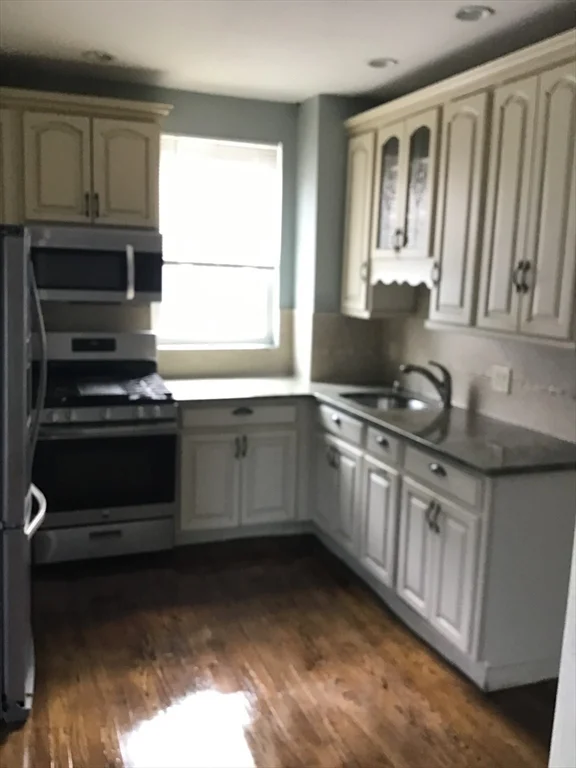3 bed, 1 bath apartment for rent at 103 Winthrop Unit 3, Roxbury — photo 6 of 16