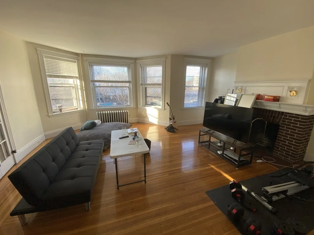 4 bed, 2 bath apartment for rent at 1033 Beacon St Unit 2, Fenway — photo 2 of 14