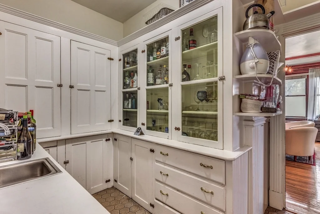 4 bed, 2 bath apartment for rent at 1033 Beacon St Unit 3, Longwood — photo 5 of 11