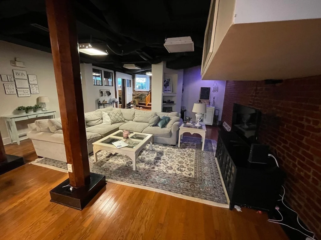 4 bed, 2 bath apartment for rent at 1033 Beacon St Unit B1, Longwood