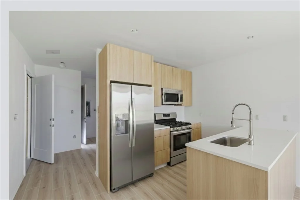 3 bed, 2 bath apartment for rent at 1035 Commonwealth Ave Unit 502, Allston — photo 3 of 24