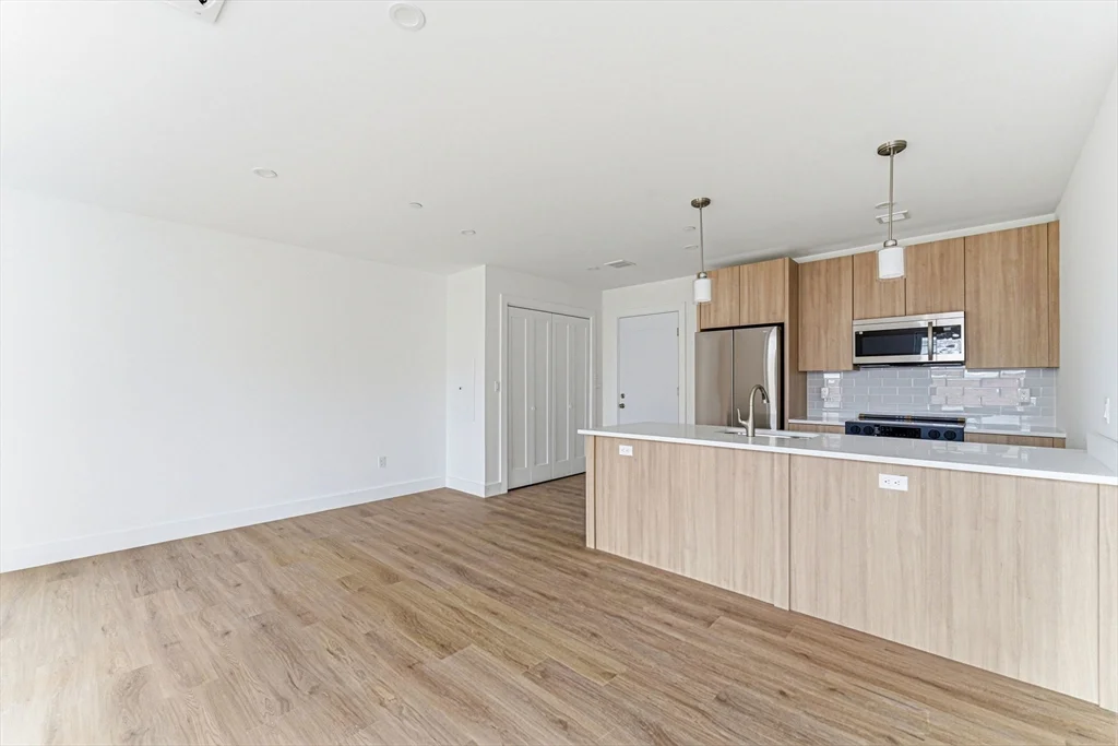 2 bed, 1 bath apartment for rent at 1035 Commonwealth Ave Unit 610, Allston — photo 5 of 18