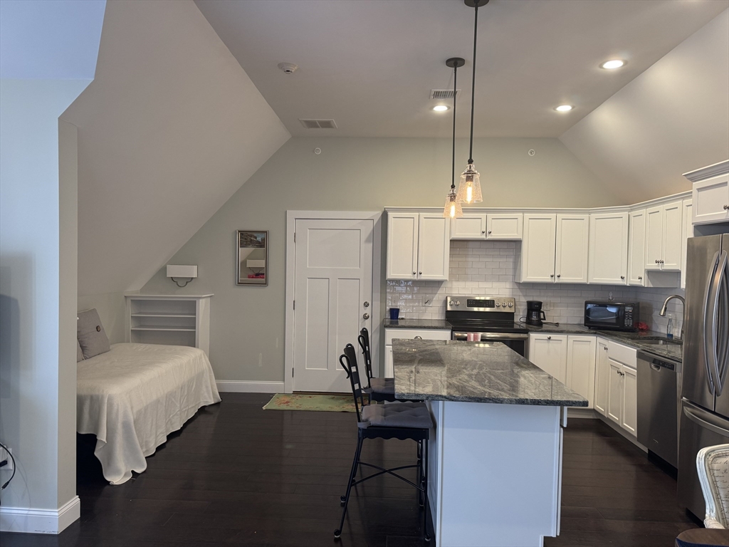 1 bed, 1 bath apartment for rent at 1037 Pleasant St Unit 203, Bridgewater — photo 7 of 23