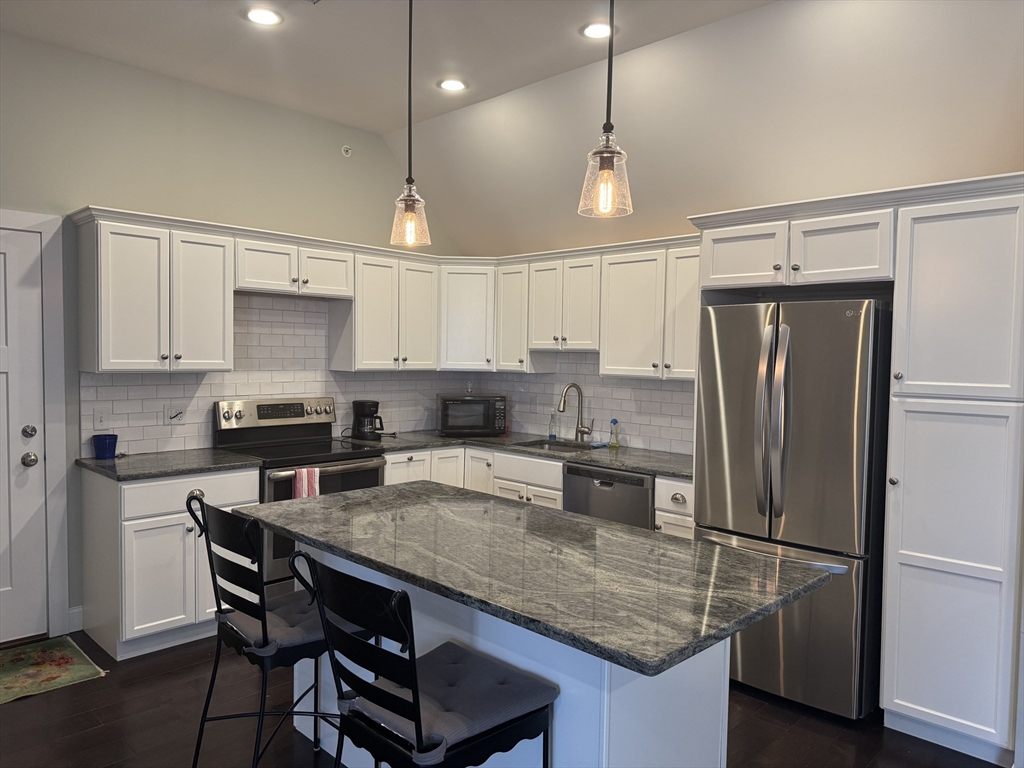 1 bed, 1 bath apartment for rent at 1037 Pleasant St Unit 203, Bridgewater — photo 2 of 23
