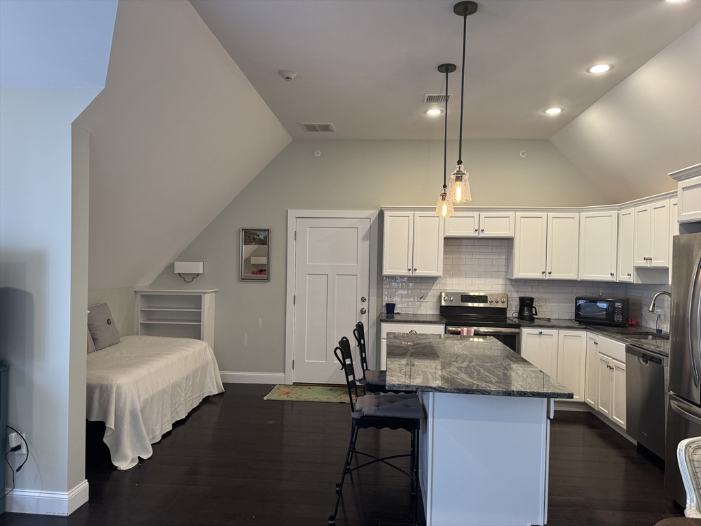 1 bed, 1 bath apartment for rent at 1037 Pleasant St Unit 203, Bridgewater — photo 6 of 23