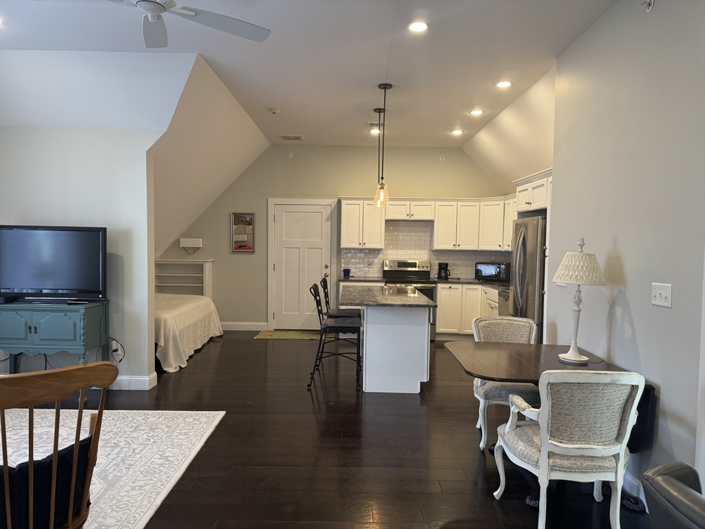 1 bed, 1 bath apartment for rent at 1037 Pleasant St Unit 203, Bridgewater — photo 11 of 23