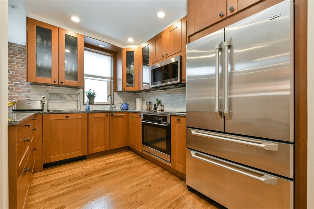 3 bed, 2 bath apartment for rent at 1038 Beacon St Unit 404, Brookline — photo 3 of 16