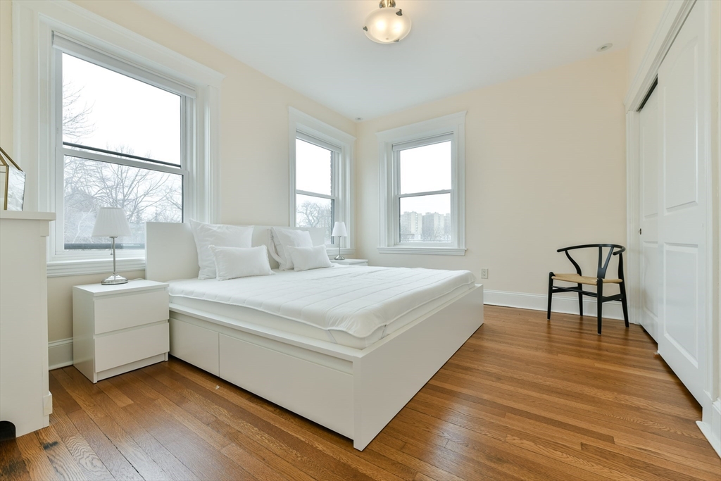 3 bed, 2 bath apartment for rent at 1038 Beacon St Unit 404, Brookline — photo 11 of 16