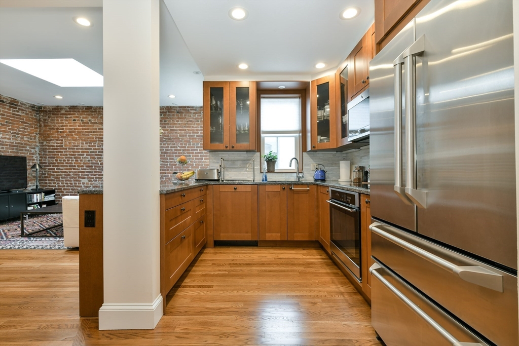 3 bed, 2 bath apartment for rent at 1038 Beacon St Unit 404, Brookline — photo 2 of 16