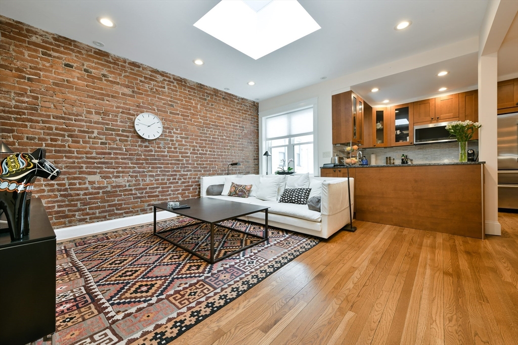 3 bed, 2 bath apartment for rent at 1038 Beacon St Unit 404, Brookline — photo 1 of 16