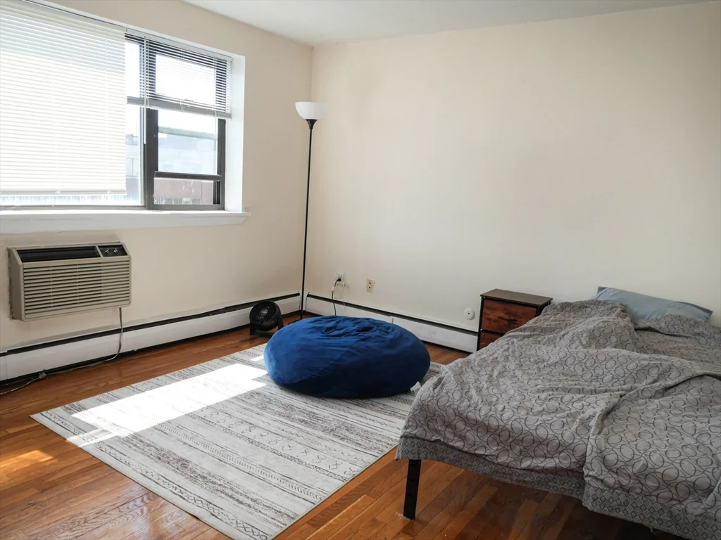 3 bed, 1 bath apartment for rent at 1039 Commonwealth Ave Unit 21, Allston — photo 4 of 9