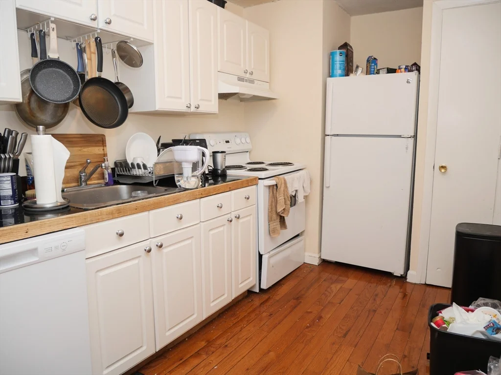 3 bed, 1 bath apartment for rent at 1039 Commonwealth Ave Unit 21, Allston — photo 1 of 9
