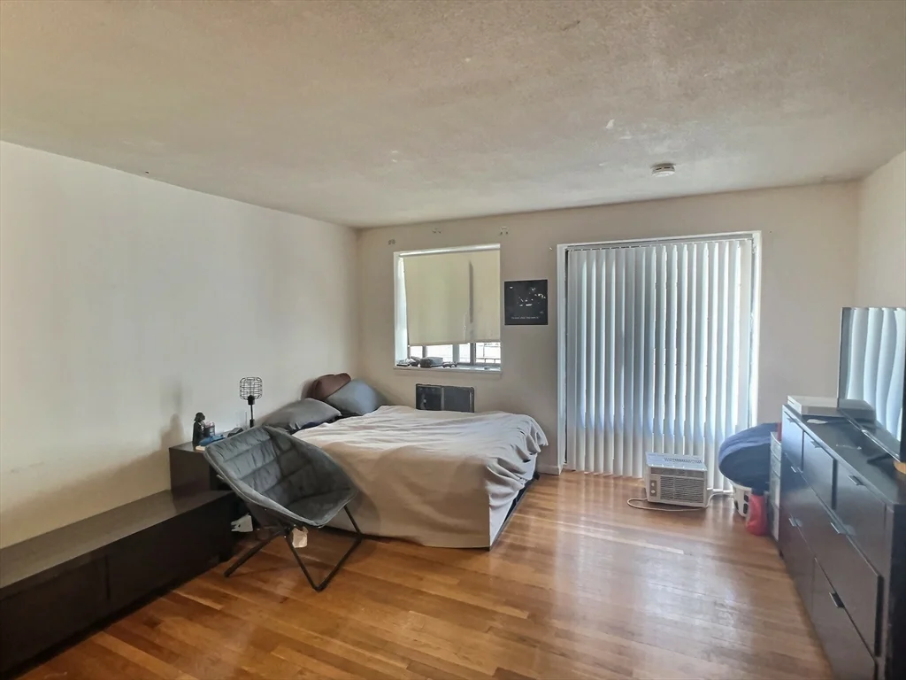 Studio bed, 1 bath apartment for rent at 1039 Commonwealth Ave Unit 25, Allston — photo 4 of 5