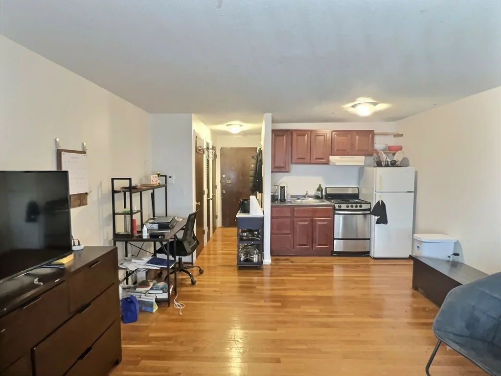 Studio bed, 1 bath apartment for rent at 1039 Commonwealth Ave Unit 25, Allston — photo 2 of 5