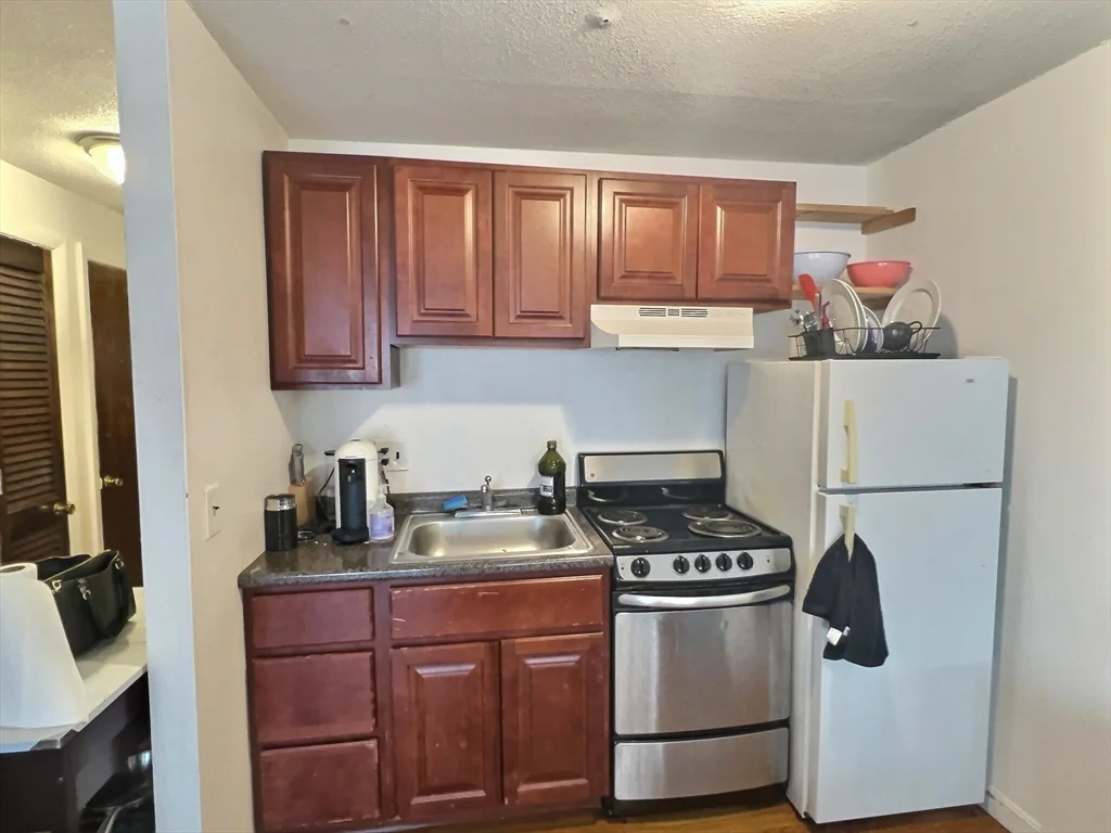 Studio bed, 1 bath apartment for rent at 1039 Commonwealth Ave Unit 25, Allston — photo 1 of 5