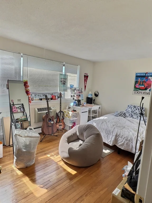 3 bed, 1 bath apartment for rent at 1039 Commonwealth Ave Unit 31, Allston — photo 3 of 6