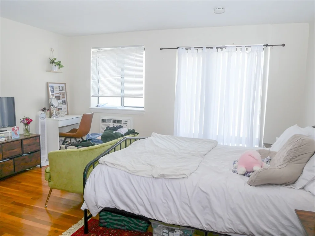 Studio bed, 1 bath apartment for rent at 1039 Commonwealth Ave Unit 33, Allston — photo 2 of 3