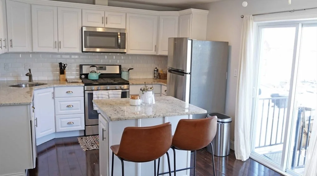 2 bed, 1 bath apartment for rent at 104 H St Unit 2, South Boston — photo 2 of 9