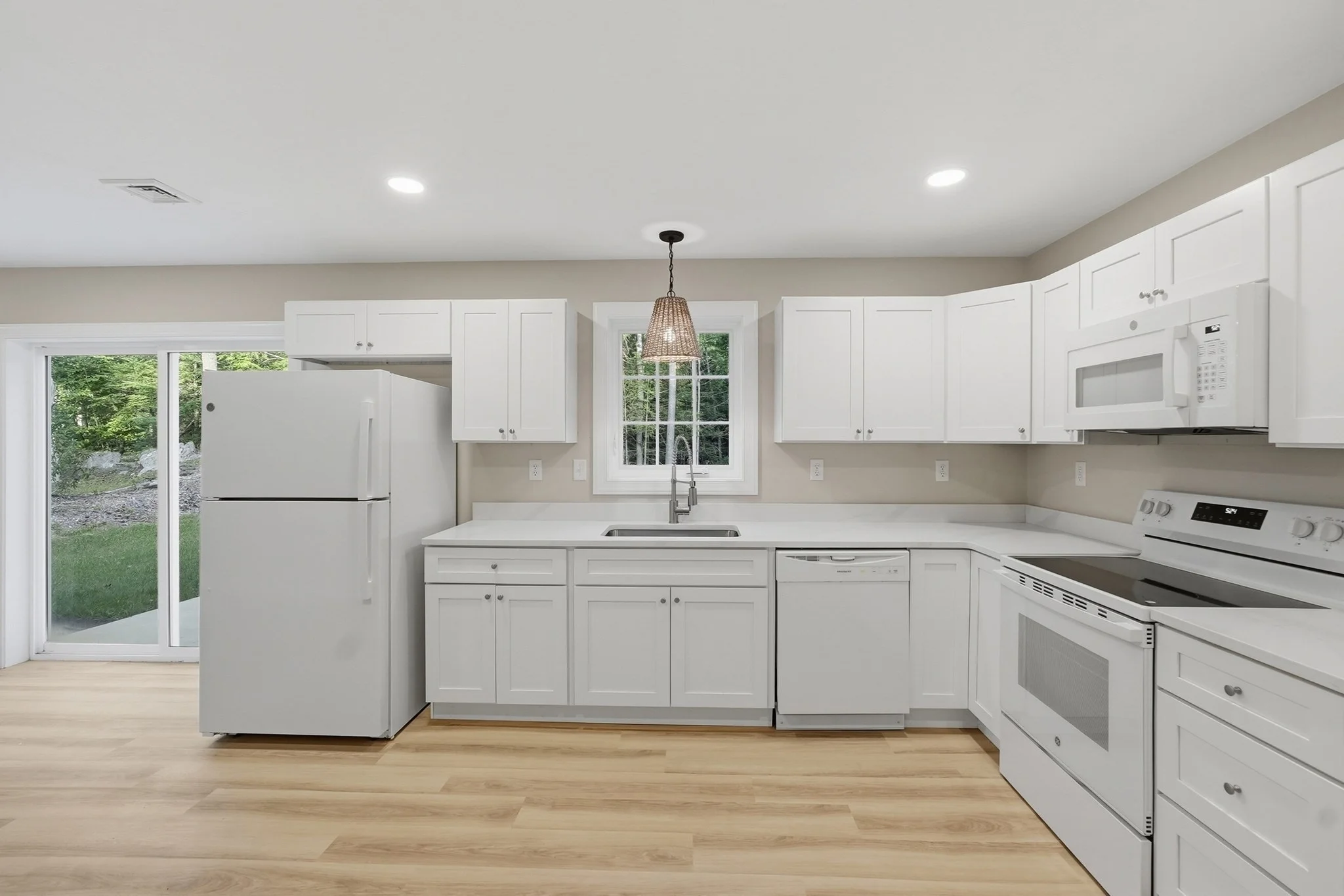 2 bed, 1 bath apartment for rent at 104 Hilltop Dr Unit A, Southbridge — photo 3 of 26