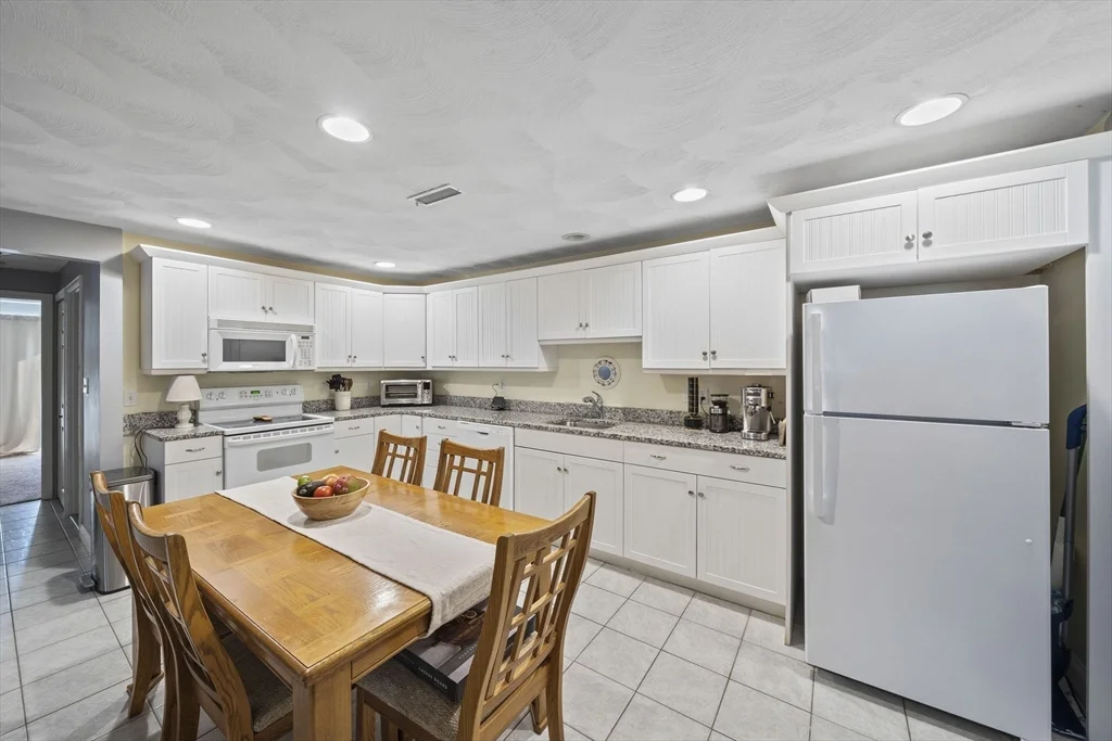 2 bed, 1 bath apartment for rent at 104 Norton Ave Unit 12, Easton — photo 3 of 15
