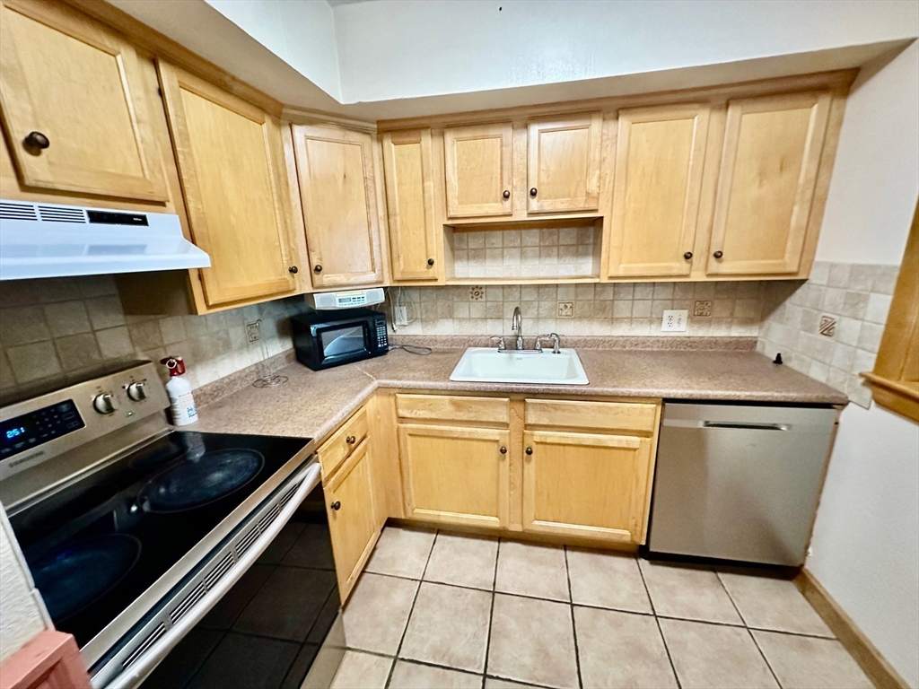 2 bed, 1 bath apartment for rent at 104 Oak St Unit 10, Brockton — photo 2 of 8