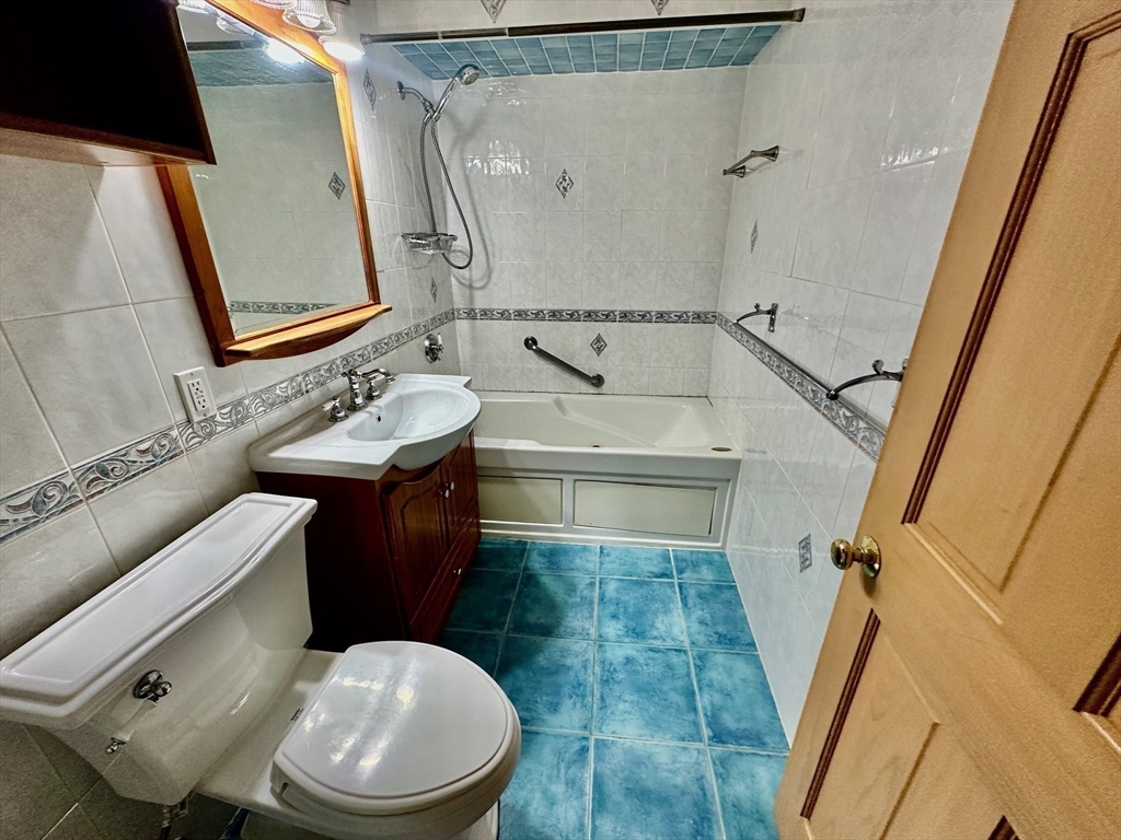 2 bed, 1 bath apartment for rent at 104 Oak St Unit 10, Brockton — photo 5 of 8