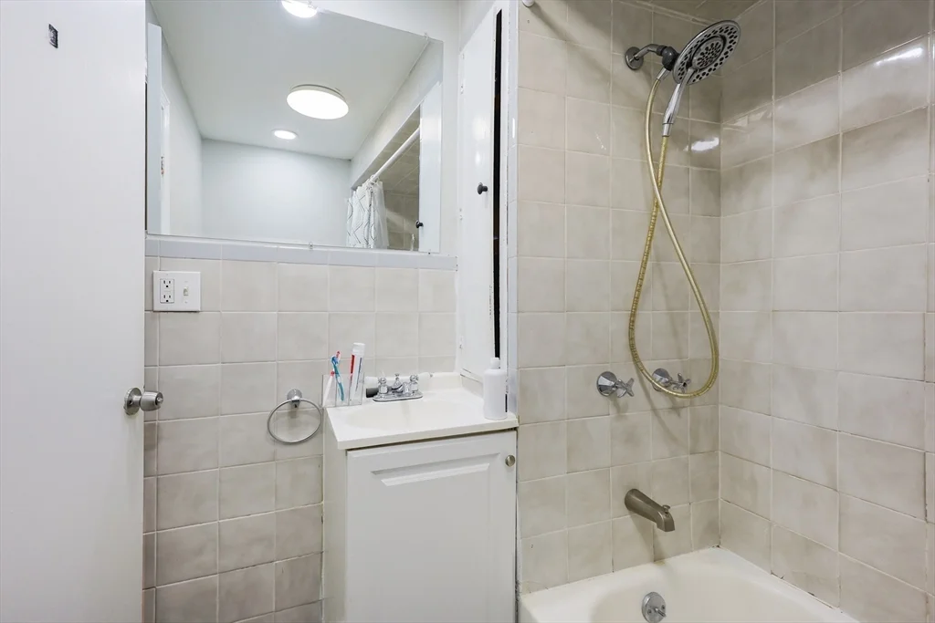 1 bed, 1 bath apartment for rent at 104 Oak St Unit 1N, Fall River — photo 6 of 9