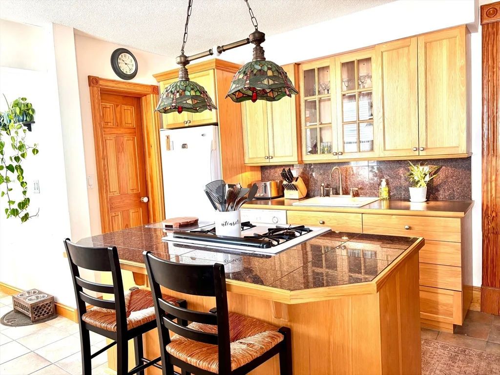 2 bed, 1 bath apartment for rent at 104 Saint James Ave Unit 1, Holyoke — photo 2 of 8