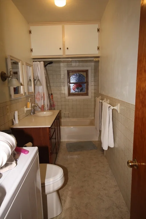 3 bed, 1 bath apartment for rent at 104 Saint James Ave Unit 2, Holyoke — photo 8 of 14